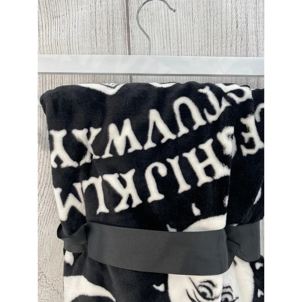 Deco plush throw